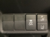 Hondaセンシング用の、VSA(ABS+TCS+横滑り抑制)解除と路外逸脱抑制機能のオンオフスイッチなどはハンドルの右側に装備しています。