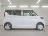 リアには左右スライドドアを採用。狭い駐車場でも開閉しやすく、強風の日でもドアが煽られにくくなっております。小さなお子さまやご年配の方も安心して乗り降りできます。