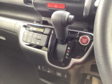 インパネシフトだから視線の移動も少なく足元もスッキリ♪運転席もゆったりしているのでゆとりを持ってドライブできますね!