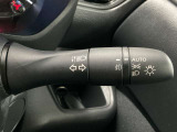 【オートライト】車のセンサーが周囲の明るさを感知し、自動でヘッドライトを点灯・消灯する機能です。この機能は夕暮れ時の交通事故が多い時間帯の安全性を高めてくれます。