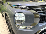 【LEDヘッドライト】悪天候や夜間走行時も良好な視界を確保し安心して運転できる高輝度LEDヘッドライトを装備!点灯速度が早く、消費電力も抑えられています。