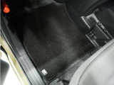 Honda認定中古車に新品の純正フロアマットを装着しました。気分よくドライブをお楽しみいただけます♪