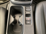 運転席からも助手席からも自由に使えるドリンクホルダー付。停車中にブレーキペダルを踏み続けなくてもブレーキ保持ができるオートマチックブレーキホールド機能もついております。
