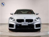 【BMWの伝統-1】BMWの特徴的な&ldquo;キドニーグリル&rdquo;は、80年以上続く伝統の形でございます。変わらないこだわりのデザインが、プレミアムブランド&ldquo;BMW&rdquo;を創り出します。
