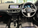 コックピットは、BMWらしくセンター・コンソールがドライバーに向けて傾けられた設計になっています。