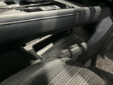 運転席手元に、ティッシュBOXや手荷物を置けるスペースあります☆