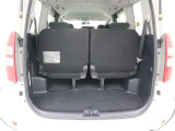 3列目シートは跳ね上げ式で折りたたみ可能です。キャンプ用品など大きな荷物もばっちり収納可能です!