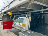 ボディー運転手側後方にステンレス製の工具箱が付いています。