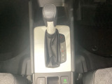 CVT車のセレクトレバーです。低速から高速まで、変速ショックのないスムーズな走りを実現するとともに、エンジン効率のよい領域を維持することで燃費にも貢献します。