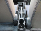 運転席と助手席の間にドリンクホルダーと小物入れがあります。