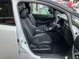 運転席シートリフター(ラチェット式)で、座面の高さも上下に動き、体格にあわせて調整ができます。