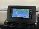 リバースギアに入れるだけで後方の表示へ切り替わります。夜間や雨の日の駐車も楽になりますよ。
