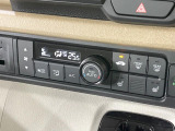 【オートエアコン】一度お好みの温度に設定すれば、車内の温度を検知し風量や温度を自動で調整。暑い&hellip;寒い&hellip;と何度もスイッチ操作をする必要はありません。快適な車内空間には必須の機能ですね♪