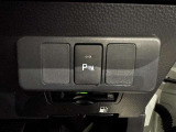 障害物に近づくと、警告音(ピーピー音)やディスプレイ表示で運転者に知らせ、安全な駐車をサポートします。