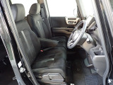 フロントシートはベンチシートです、運転席と助手席の移動が簡単です。真ん中にはアームレストも装備されています! また運転席シートの高さも調整できます。
