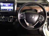 【ハンドル】運転にかかわる様々な操作を安全に行えるように視点移動が少なく操作性に配慮されたスイッチ類が凝縮されたコックピットです。