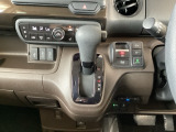 【eコンスイッチ】低燃費運転をサポートするECONモード。スイッチをONすると、エンジンやトランスミッション、A/Cなどを協調制御し、燃費の向上に貢献。エコドライブの効果を高めます。