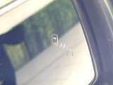 【ブラインドスポットモニター】走行中、ドアミラーの死角になりやすい箇所に後続車が接近するとサイドミラーのレンズに警告を表示!ドライバーに注意喚起をしてくれます。
