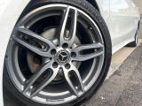 ●純正アルミホイール:輸入車ならではの卓越した走りを支えるホイールと足回りです!日本車の走りに慣れている方にもぜひ体感して頂きたいほど、高いレベルでまとまっています!