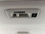 車内の空気を循環し後席まで素早く快適にしてくれるシーリングファン(プラズマクラスター搭載)♪暑い季節もムラなく涼しく、快適さがUP!エアコン前に扇風機を置くと効率が良いと言われる、あの発想ですw