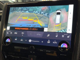 【マルチテレインモニター】車のフロントやサイドのカメラ画像を同時にモニター表示することで、悪路や狭い道を走行時でも周囲の状況確認ができ安心!本格SUVにうれしい装備です♪