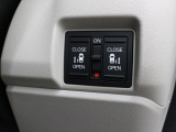 【両側電動スライド】スライドドアは両側電動スライドドアになっております。運転席からの開閉も出来、リモコンキーでも離れたところから開閉出来ますので大変便利な装備です。
