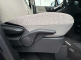 運転席シートは高さをラチェット式のレバーで調整します。女性の力でも簡単に変更することが可能です。ちょうどよいドライビングポジションで快適に運転していただけますね!!