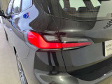 L字型リアコンビランプ:BMWの伝統的なデザインのひとつです。夜間でも誰が見てもBMWとわかる印象的なデザイン。