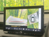 【パノラミックビューモニター】専用のカメラにより、上から見下ろしたような視点で360度クルマの周囲を確認することができます☆死角部分も確認しやすく、狭い場所での切り返しや駐車もスムーズに行えます。