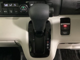 CVT車のセレクトレバーです。低速から高速まで、変速ショックのないスムーズな走りと、エンジン効率のよい領域を維持して燃費にも貢献します。サイドブレーキはスイッチ操作の電子制御パーキングブレーキです。