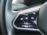 ◆クルーズコントロールにレーダーセンサーを組み合わせ、先行車を測定し設定されたスピードを上限に自動で加減速を行います。一定の車間距離を維持することで、長距離走行でのドライバーの疲労を低減させます。