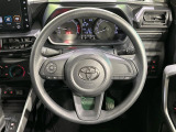 インテリアに合わせたデザインのステアリングは、運転される方のことも考え、運転しやすい形状、大きさです。是非一度、実際に触ってお確かめください。