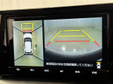 パノラミックビューモニターを装備。駐車場や交差点でクルマを真上から見るように周囲を確認できます。機能の詳細は販売店スタッフまでおたずねください。