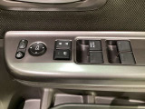 ハンドルの右側に電動格納付きパワーミラーの操作スイッチがついています。左右のサイドミラーの角度調節も微調整ができて便利です。パワーウインドウは運転席でドア4枚とも上下の操作ができるようになっています。