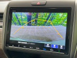 【バックカメラ】駐車時に後方がリアルタイム映像で確認できます。大型商業施設や立体駐車場での駐車時や、夜間のバック時に大活躍!運転スキルに関わらず、今や必須となった装備のひとつです!