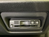 ハンドルの右下にETCがついています。高速道路の料金所の通過も楽々です!。 カードの取り出しもしやすい場所についています。