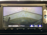 【バックカメラ】運転が苦手な方も車庫入れラクラクです!ギアをリバースに入れれば自動的に切り換わりますので、面倒な操作は不要です♪狭い駐車場もお車を傷つけず安心ですね!