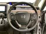 ハンドルにHondaセンシング系のクルーズコントロールやレーンキープアシストなどのスイッチと、オーディオの操作スイッチが装備されています。ハンドルから手を離さず安全に操作できます。