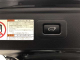 【パワーバックドア】スイッチひとつでバックドアを自動開閉。操作はスマートキー、オーバーヘッドコンソール部、バックドア下端部の各スイッチで行えます。上級グレードの装備を特別装備!