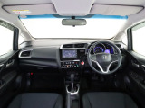 フィットの開放的な前方視界。視界広々で非常に運転しやすくロングドライブでも疲れを感じさせないすっきりとまとまったインパネ周りです。また、全ての装備が適正配置されていて操作性に優れています。