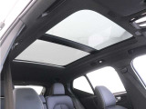 屋根一面まるごととも言える特大サイズのチルトアップ機構付電動パノラマ・ガラス・サンルーフ。晴天時はもちろん、雨天・曇天時にもシェードを開けることで常に開放的な車内空間を実現させてくれます。