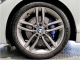 【BMWアロイホイル】軽量かつ強度に拘ったアロイホイル。走行性能ポテンシャルを引き出す設計。車の足元を引き締めてくれる大きなポイントはアロイホイルです。