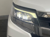 【LEDヘッドライト】悪天候や夜間走行時も良好な視界を確保し安心して運転できる高輝度LEDヘッドライトを装備!点灯速度が早く、消費電力も抑えられています。