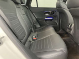 メルセデスのシートは少し硬めになっております。長時間の運転の際、適度な反発があることでお尻や腰の負担を減らす効果が御座います。
