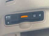 【ETC車載器】がついておりますので高速道路などの有料道路の料金所を停止することなく通過できます。当店でセットアップも可能ですのでご納車当日よりご利用いただけます。