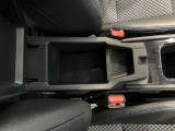 アームレスト付きです!運転時の疲労を軽減してくれます。アームレスト内にも収納できます♪