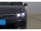 LEDマトリックスヘッドライト IQ.LIGHT:フロントカメラで対向車や先行車を検知し、マトリックスモジュールに搭載された32個のLEDを個別に制御することで最適な配光を行います。