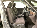 女性でも運転がしやすいように、シートの高さ調整機能(シートリフター)がついています。運転席と助手席の間が空いている為、助手席側への移動がスムーズです。交通量の多い道でも助手席側から乗り降りができます。
