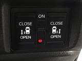 【両側パワースライドドア】両側がパワースライドドアになっており、運転席のスイッチやスマートキーでも開閉が可能です!開口部も広いので乗り降りも楽々♪