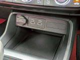 運転席と助手席には2つのUSB端子が付いています。